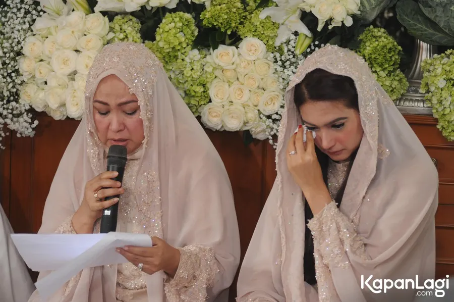 Nabila Syakieb tak kuasa membendung air mata di pengajian jelang pernikahannya. ©KapanLagi.com/Bayu Herdianto