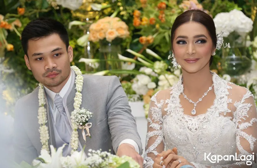 Nabila dan Reshi lega setelah akad nikah berlangsung khidmat © KapanLagi.com®/Agus Apriyanto