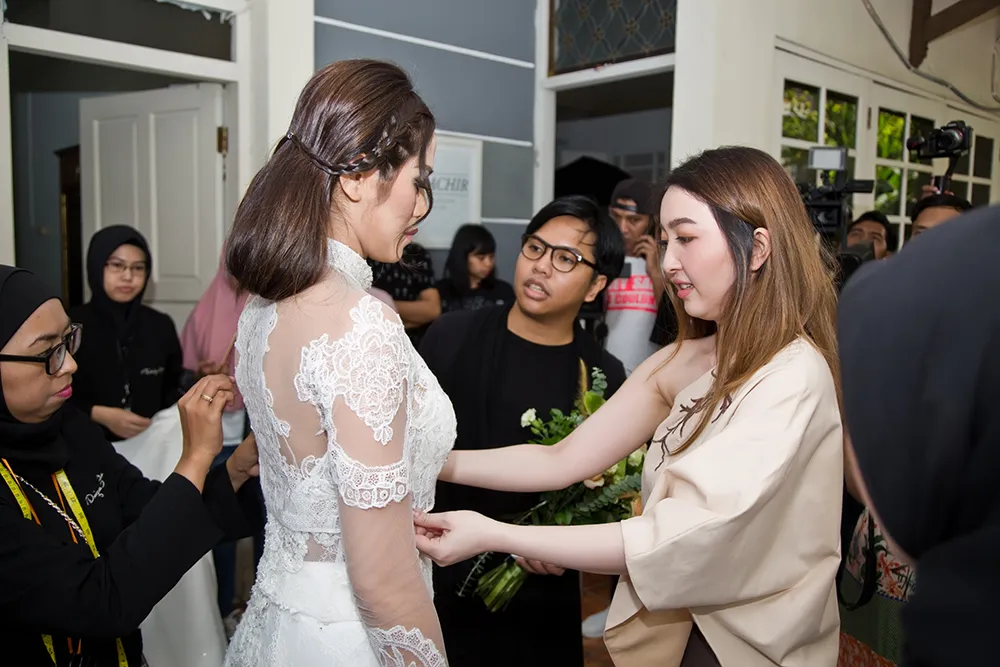 Nadine (kanan), si jenius di balik dress Dazzling Forest © Dokumentasi Pribadi