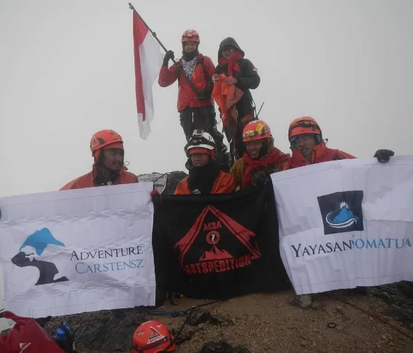 Nadine saat ada di puncak Carstenz