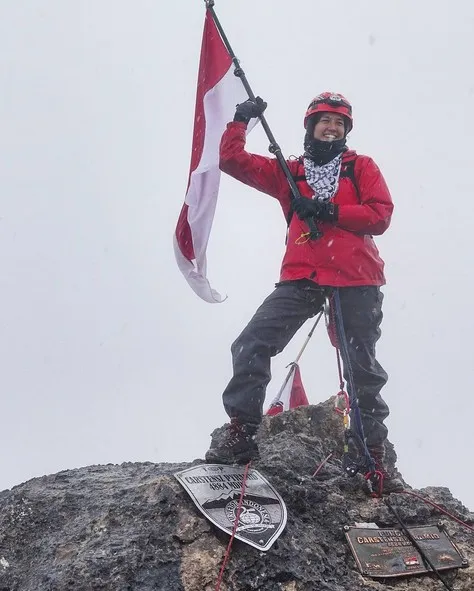 Seperti ini gaya Nadine di puncak Carstenz