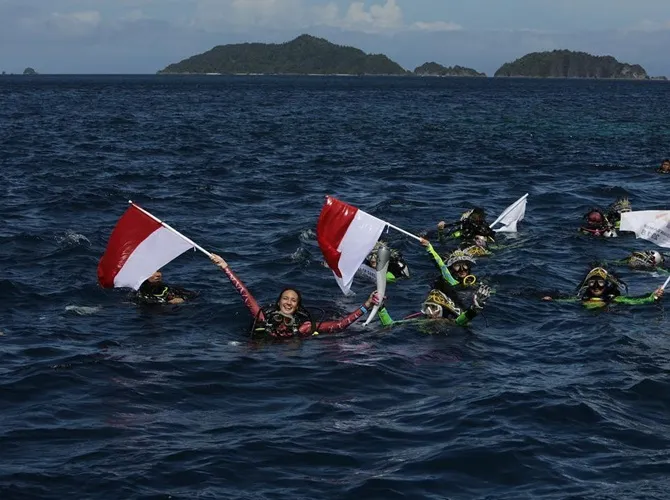 Nadine bawa obor menyelam di Raja Ampat. (Credit: Instagram/nadinelist)