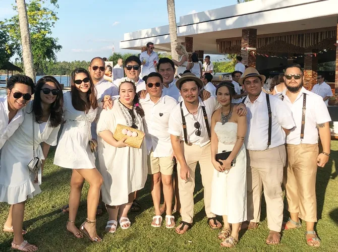 Para sahabat kompak datang mengenakan busana nuansa putih - krem. © Instagram/tisats