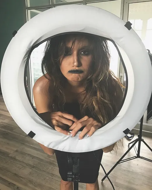 Dengan riasan make-up gothic, Nadine Chandrawinata terlihat berbeda. /©instagram.com/nadinelist