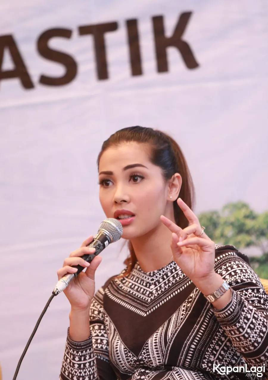 Nadya Mulya tak takut kenakan sepatu heels © KapanLagi.com®/ Agus Apriyanto
