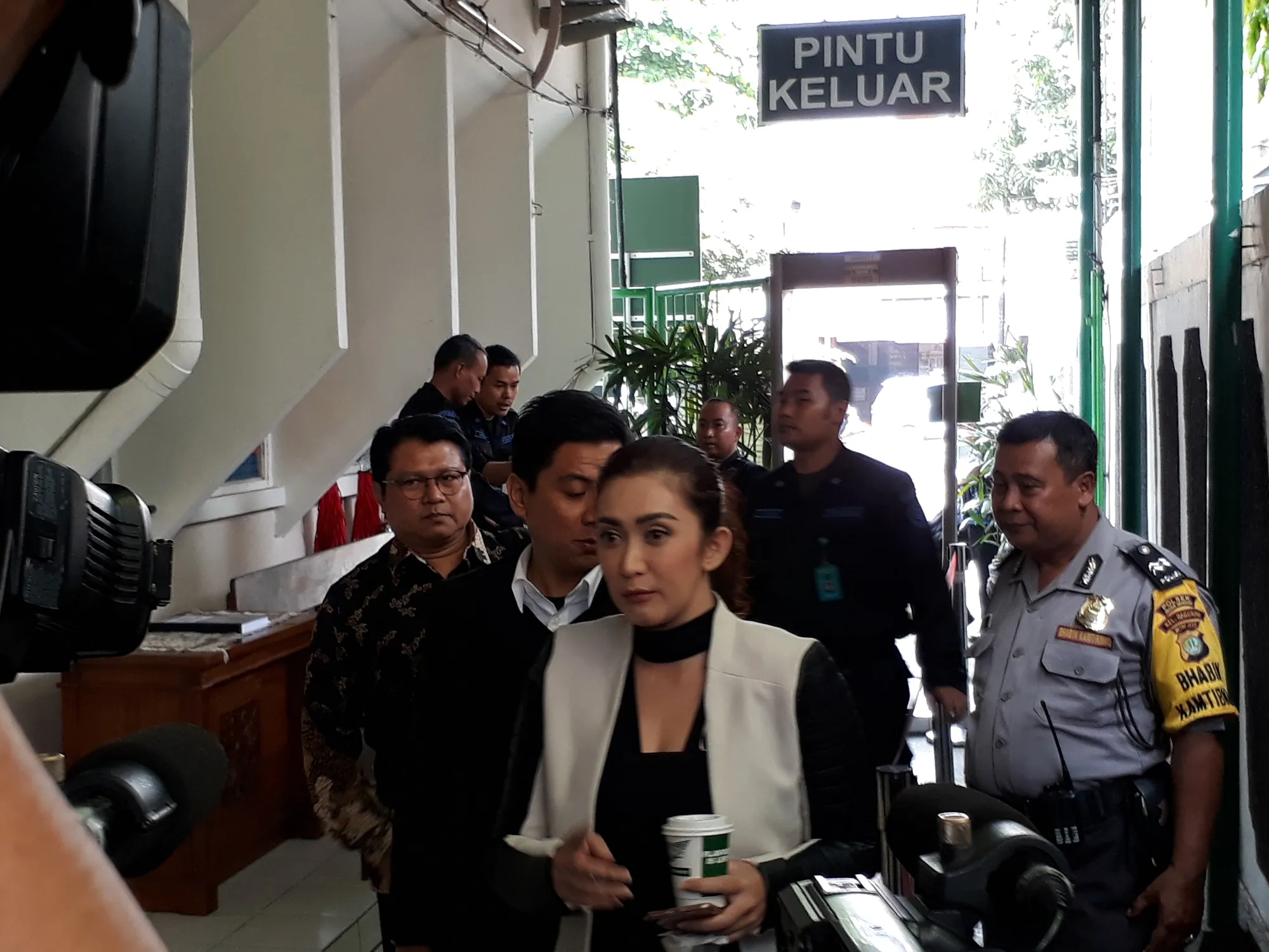 Nafa Urbach tak bergeming saat mendapat lontaran pertanyaan dari para awak media © KapanLagi.com/Mathias Purwanto