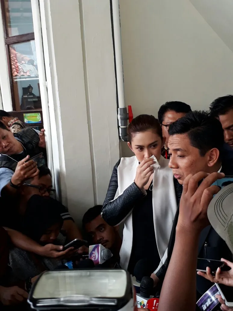 Nafa Urbach sempat terlihat menitikkan air mata © KapanLagi.com/Mathias Purwanto