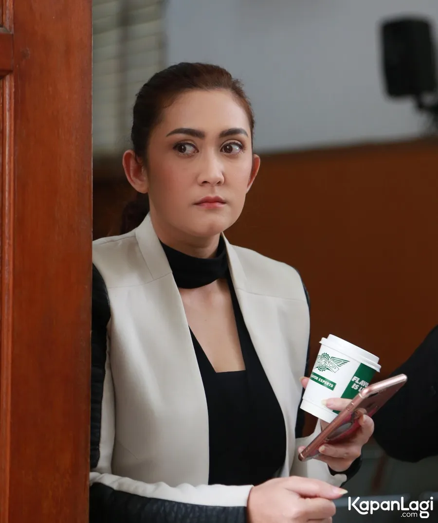 Nafa Urbach harus menghadapi masalah dengan seseorang yang diduga sebagai pedofil. 