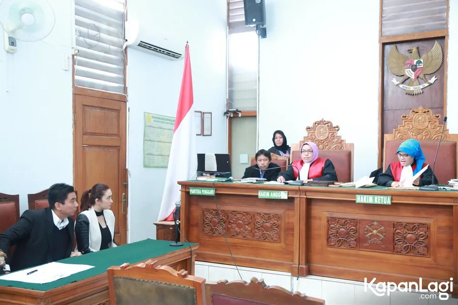 Putusan cerai antara Nafa Urbach dengan Zack Lee ditunda hingga 23 Oktober 2017. ©KapanLagi.com/Muhammad Akrom Sukarya