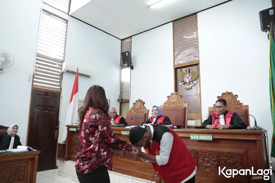 Nafa Urbach memilih memaafkan terdakwa MHAS yang telah meminta maaf. cr: KapanLagi.com/Muhammad Akrom Sukarya