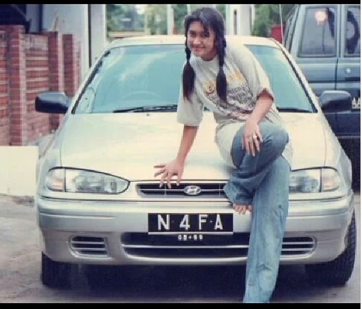 Nafa Urbach dan mobil pertamanya | Foto: Instagram Nafa Urbach