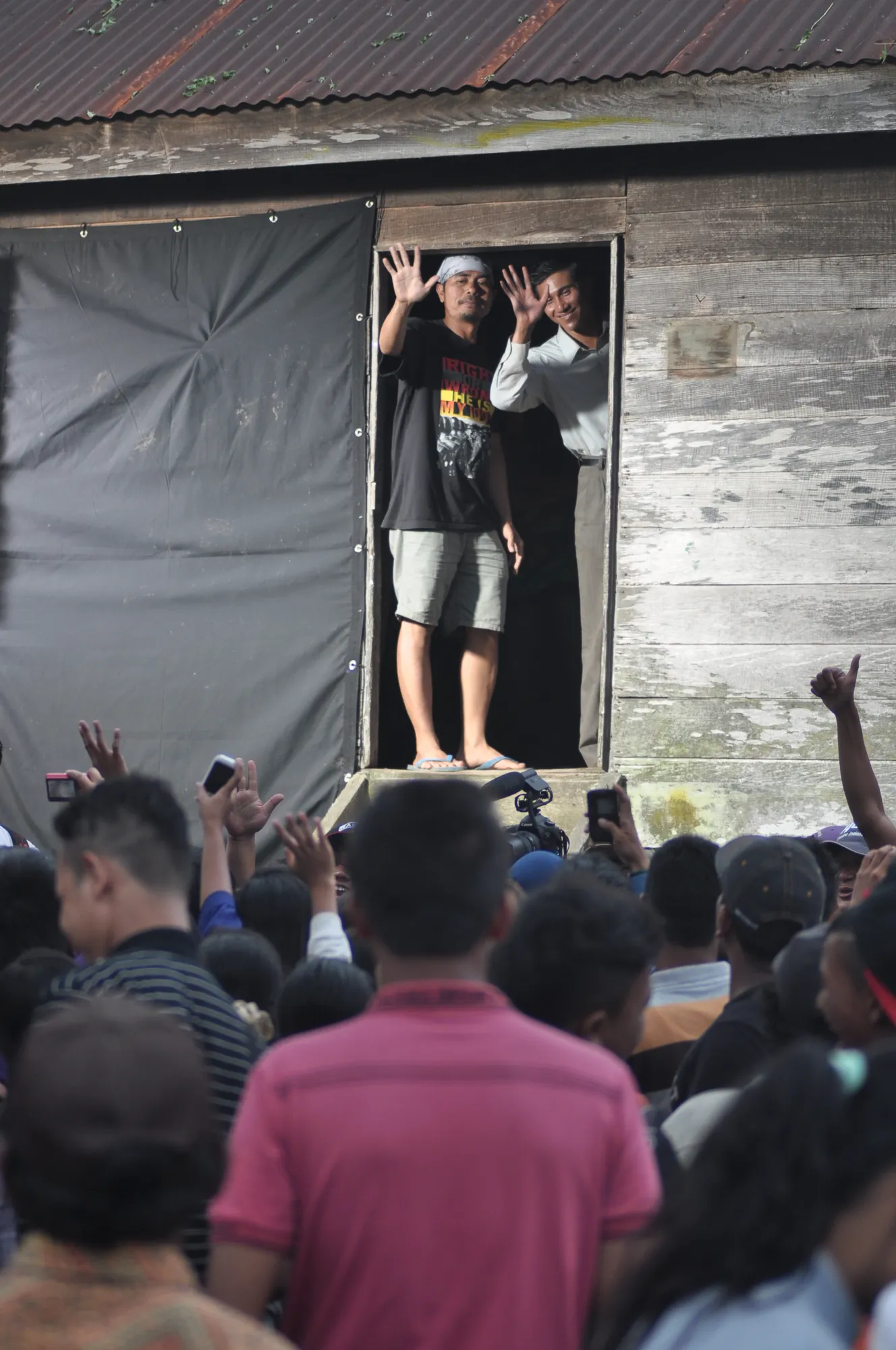 Vino menyapa para penggemar lewat lambaian tangan.