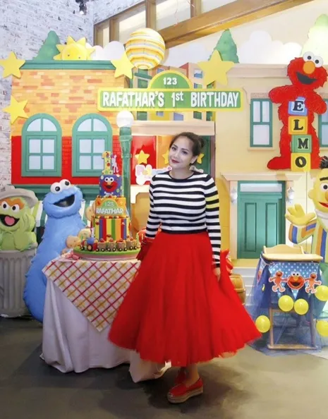 OOTD cantik Gigi di ultah mewah Rafathar. / ©instagram.com/carendelano