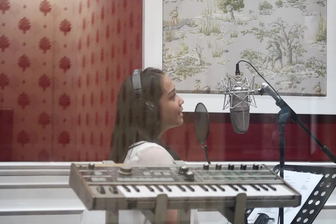 Nagita saat rekaman lagu © instagram.com/melly_goeslaw