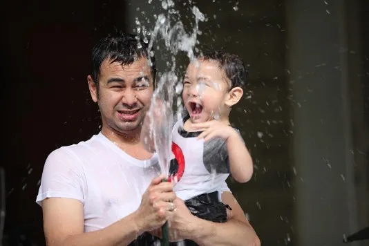 Meski sibu, Raffi menyempatkan waktu untuk bermain bersama Rafathar © instagram.com/raffinagita1717