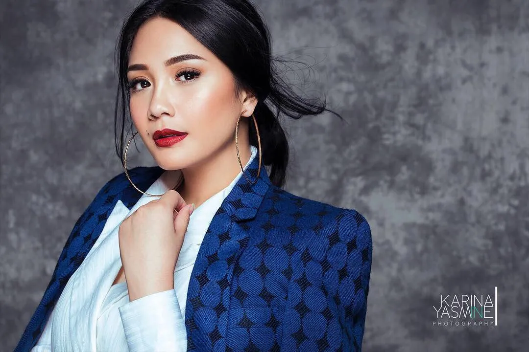 Dengan lipstick merah, Gigi tampilkan sisi glamor-nya. Credit: via instagram.com/raffinagita1717
