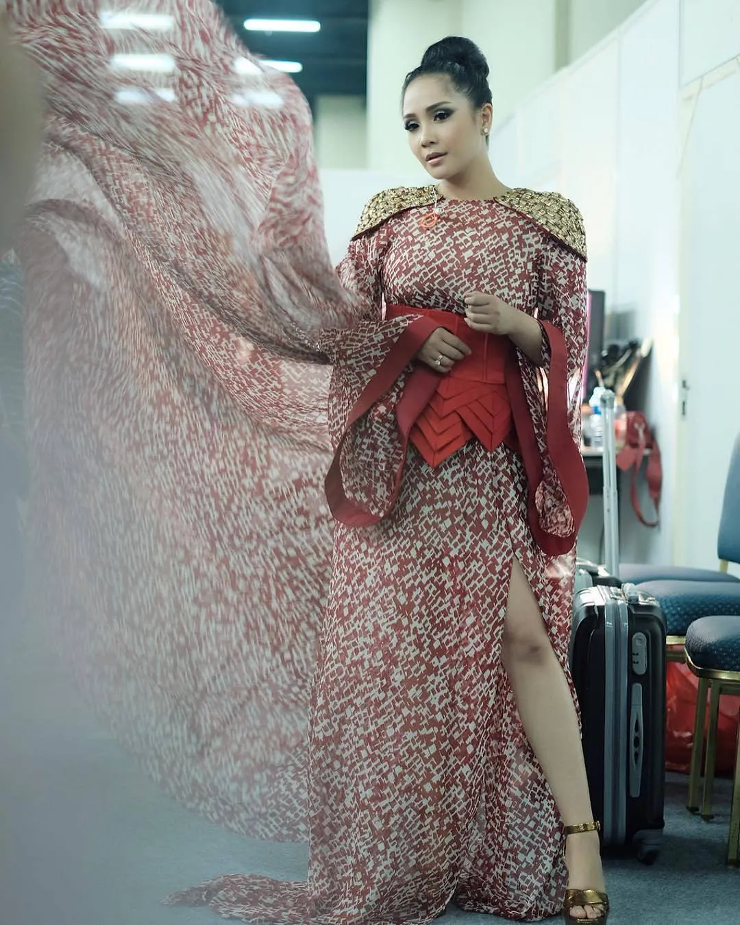 Dengan hairdo dan make-up flawless, Gigi tampil kece dalam balutan gaun merah ini. /©instagram.com/nagitaslavina0288