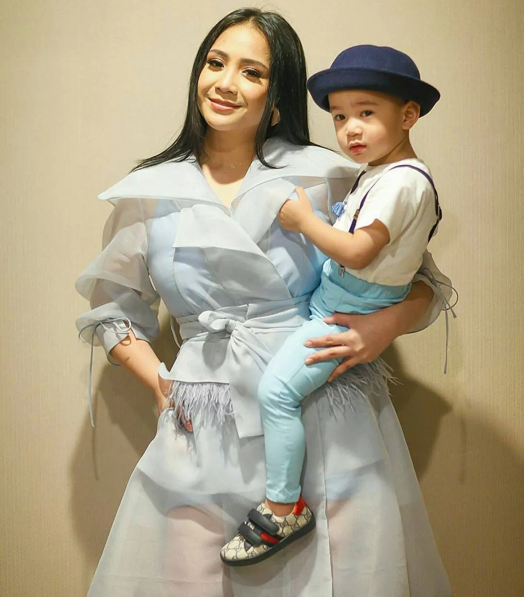 Gaya Gigi dan Rafathar saat hadiri sebuah acara penghargaan. /©instagram.com/nagitaslavina0288