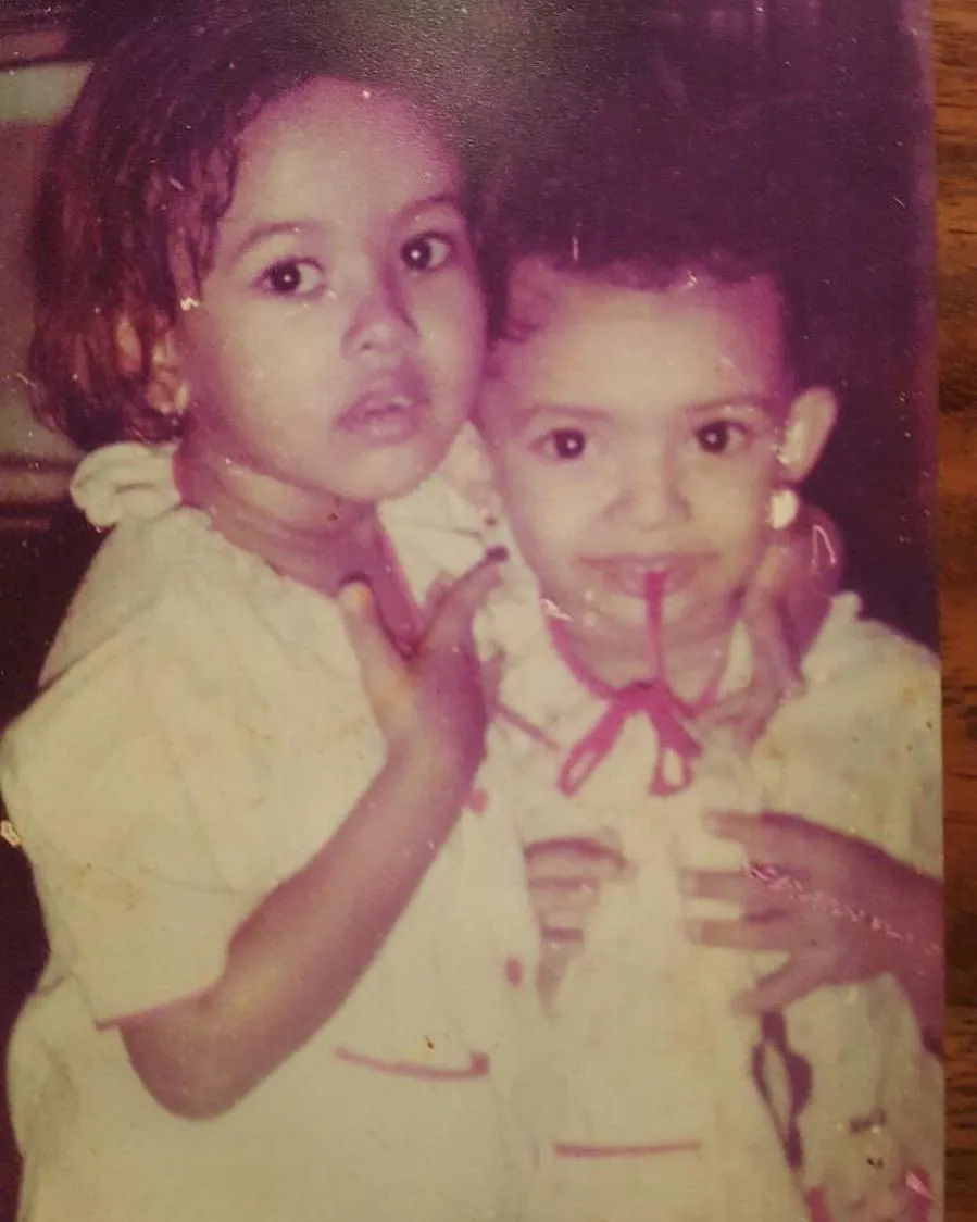 foto masa kecil Najwa Shihab dengan sang kakak (credit: Instagram.com/najwashihab)