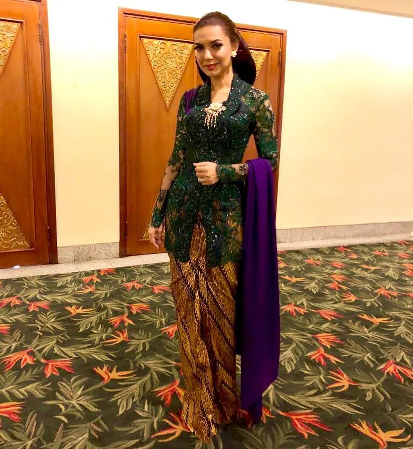 Najwa Shihab mengenakan kebaya (credit: Instagram.com/najwashihab)