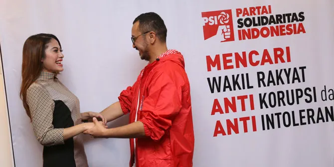 Giring dan istri, saling dukung. Foto: Agus Apriyanto