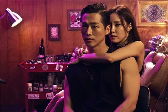 Hyomin memeluk Nam Goong Min dari belakang © soompi.com
