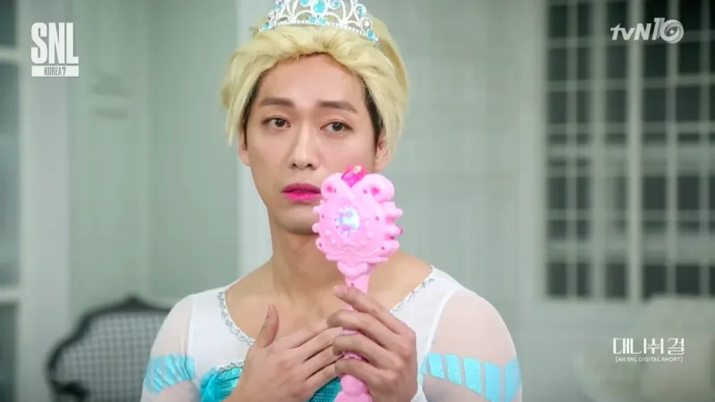 Nam Goong Min sebagai princess Elsa di SNL tvN. © soompi.com