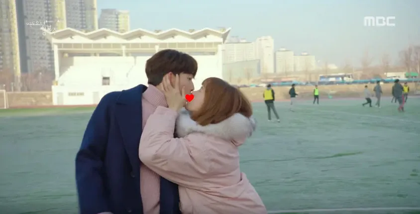 Nam Joo Hyuk mendadak improvisasi adegan kissing scene dengan Lee Sung Kyung. ©Dramafever.com