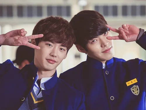 Pose cute Lee Jong Suk dan Kim Woo Bin di sela-sela syuting School 2013. @fanpop.com