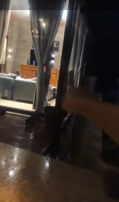 Nana menunjuk lokasi kebakaran yang ada di belakang kamar anak-anaknya © instagram.com/nanamirdad