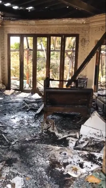 Kondisi rumah yang terbakar © instagram.com/andrew.white_