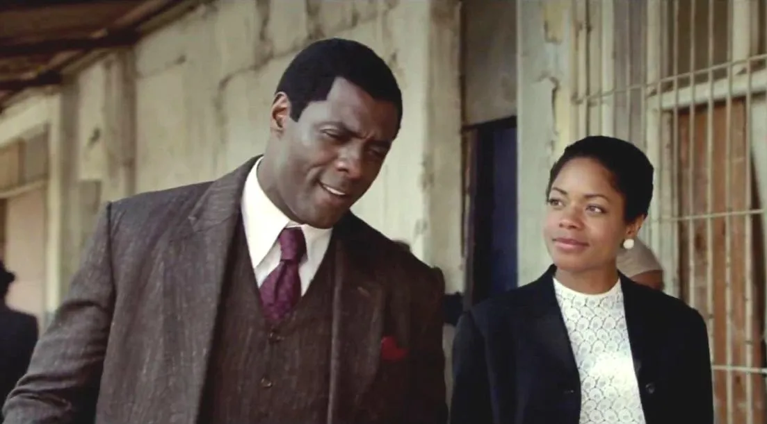 Naomie Harris dalam adegan film MANDELA (2013) bersama Idris Elba