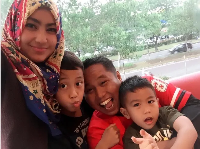 Kebahagiaan Narji dan Widiyanti makin lengkap dengan kehadiran dua putra mereka. /©instagram.com/diyanarji