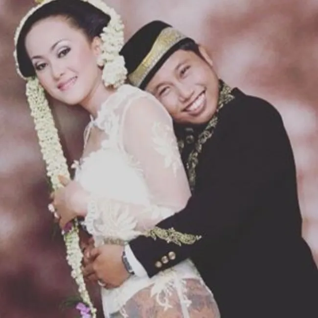 Rayakan ulang tahun pernikahan, Narji dan istri sama-sama unggah foto. Romantis! /©instagram.com/abangnarji