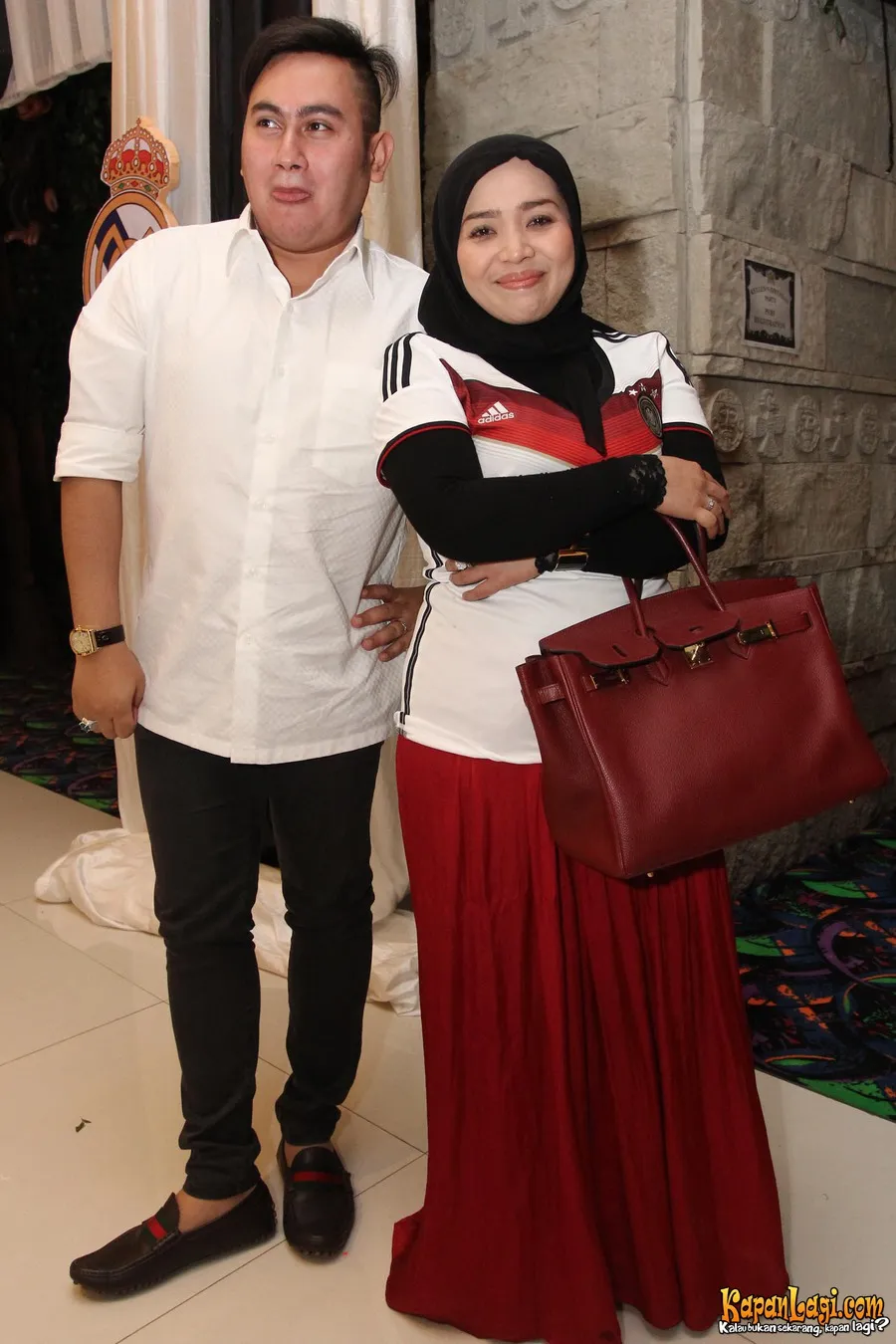 Nassar dan Musdalifah berikan kado khusus untuk anak mereka. @KapanLagi.com®