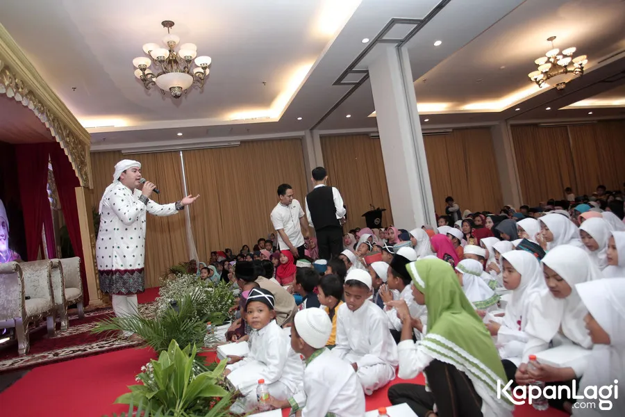Keseruan acara buka bersama Nassar dan anak-anak yatim ©KapanLagi.com.Muhammad Akrom Sukarya