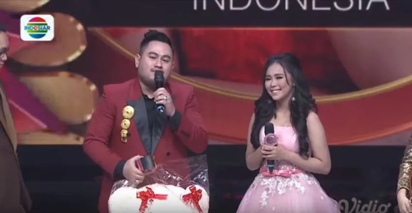 Pemberian hadiah dari Nassar untuk Selfi. (credit: youtube.com/indosiar)