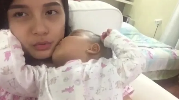 Nastusha sudah bisa mencium pipi Chelsea ©instagram/chelseaoliviaa