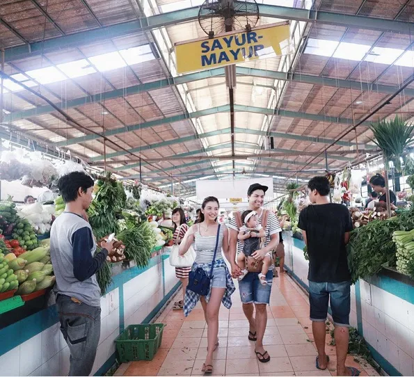 Momen manis saat Chelse dan Glenn ajak Baby Nastusha belanja di pasar tradisional. /©instagram.com/chelseaoliviaa