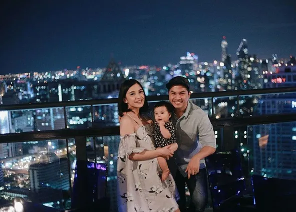 Keluarga kecil harmonis saat rayakan ulang tahun Chelsea Olivia. /©instagram.com/chelseaoliviaa