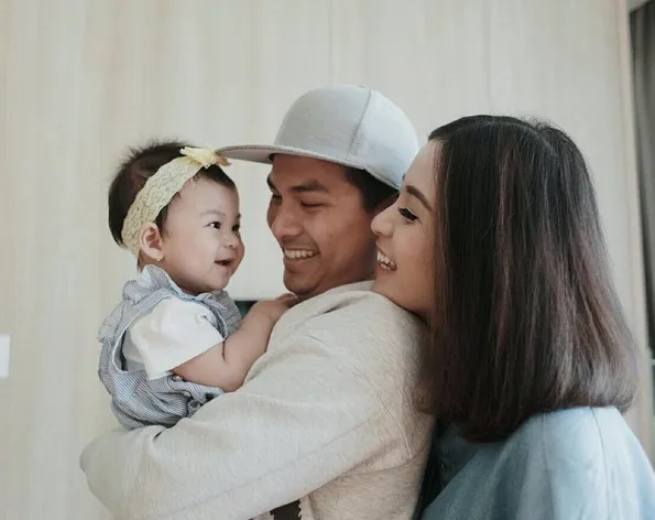 Liburan bareng, keluarga kecil yang satu ini nampak begitu bahagia. Manis! /©instagram.com/chelseaoliviaa