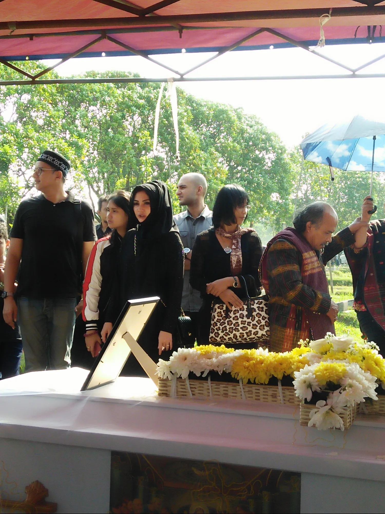 Natalie Sarah saat mengantarkan almarhumah sang Ibunda ke tempat peristirahatan terakhir © KapanLagi.com/Nuzulur Rakhmah