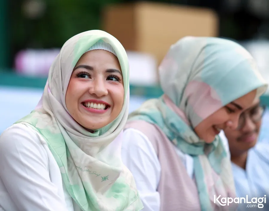 Natasha Rizki biasakan anak mulai berbagi sejak dini © KapanLagi.com®/Muhammad Akrom Sukarya