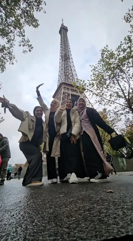 Berpose di Menara Eiffel