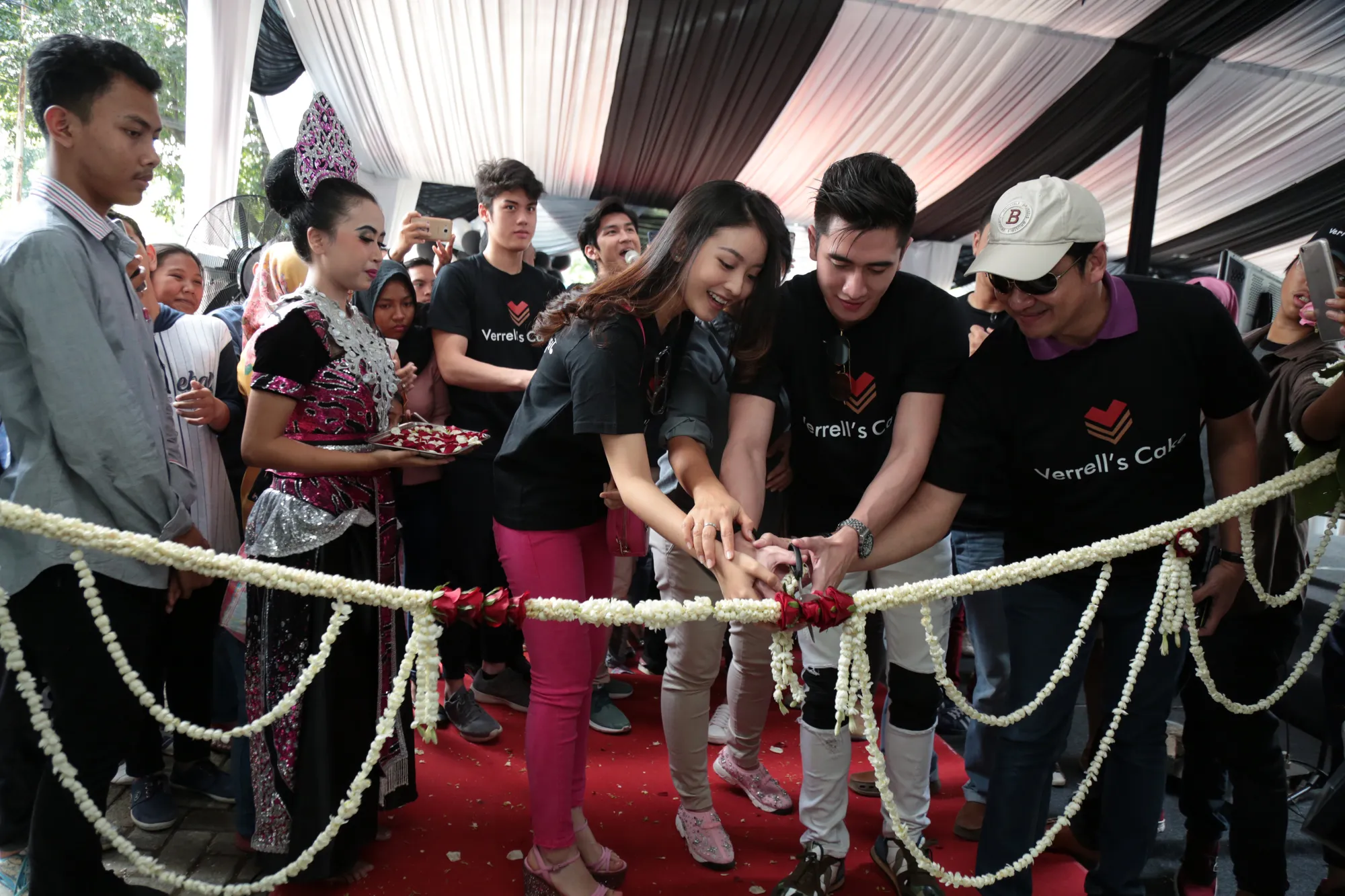 Natasha dampingi Verrel saat pembukaan toko kue © KapanLagi.com®/Muhammad Akrom Sukarya