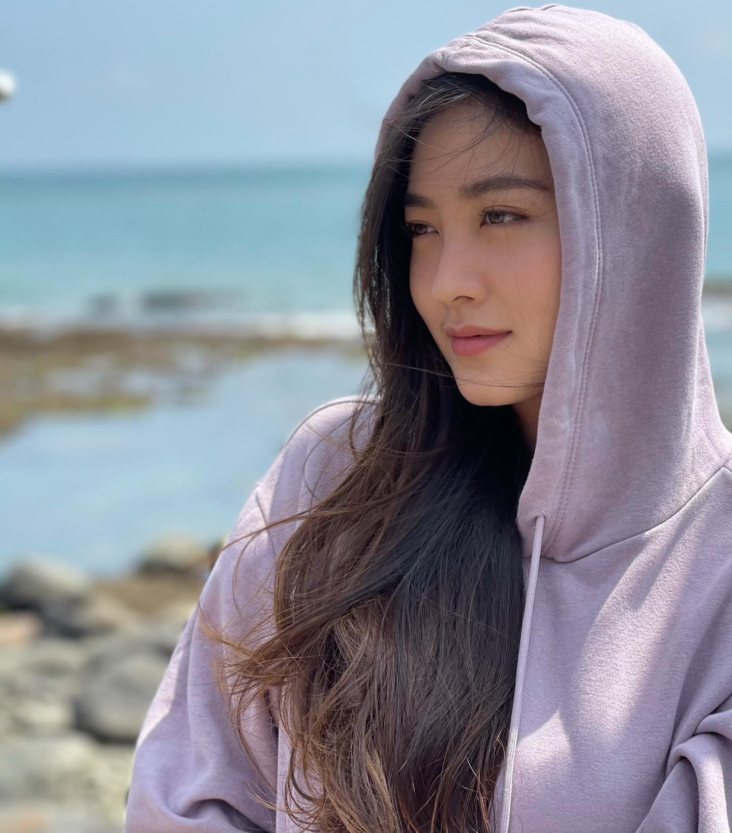 Potret Natasha Wilona Tampil Cantik Bak Bidadari Di Pantai Rela Panas Panasan Sampai Kaki