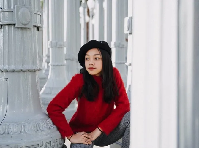 Tak hanya mennyanyi ia juga bermain film (credit : instagram.com/aku_naura)