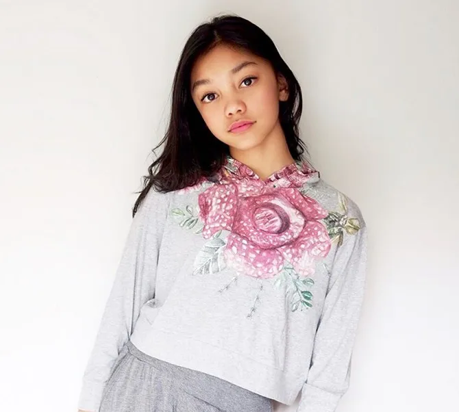 Gaya berpakaiannya selalu membuatnya imut (credit : instagram.com/aku_naura)