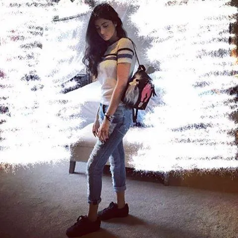 Begini pose modis Navya Naveli yang makin cantik © Pinkvilla.com