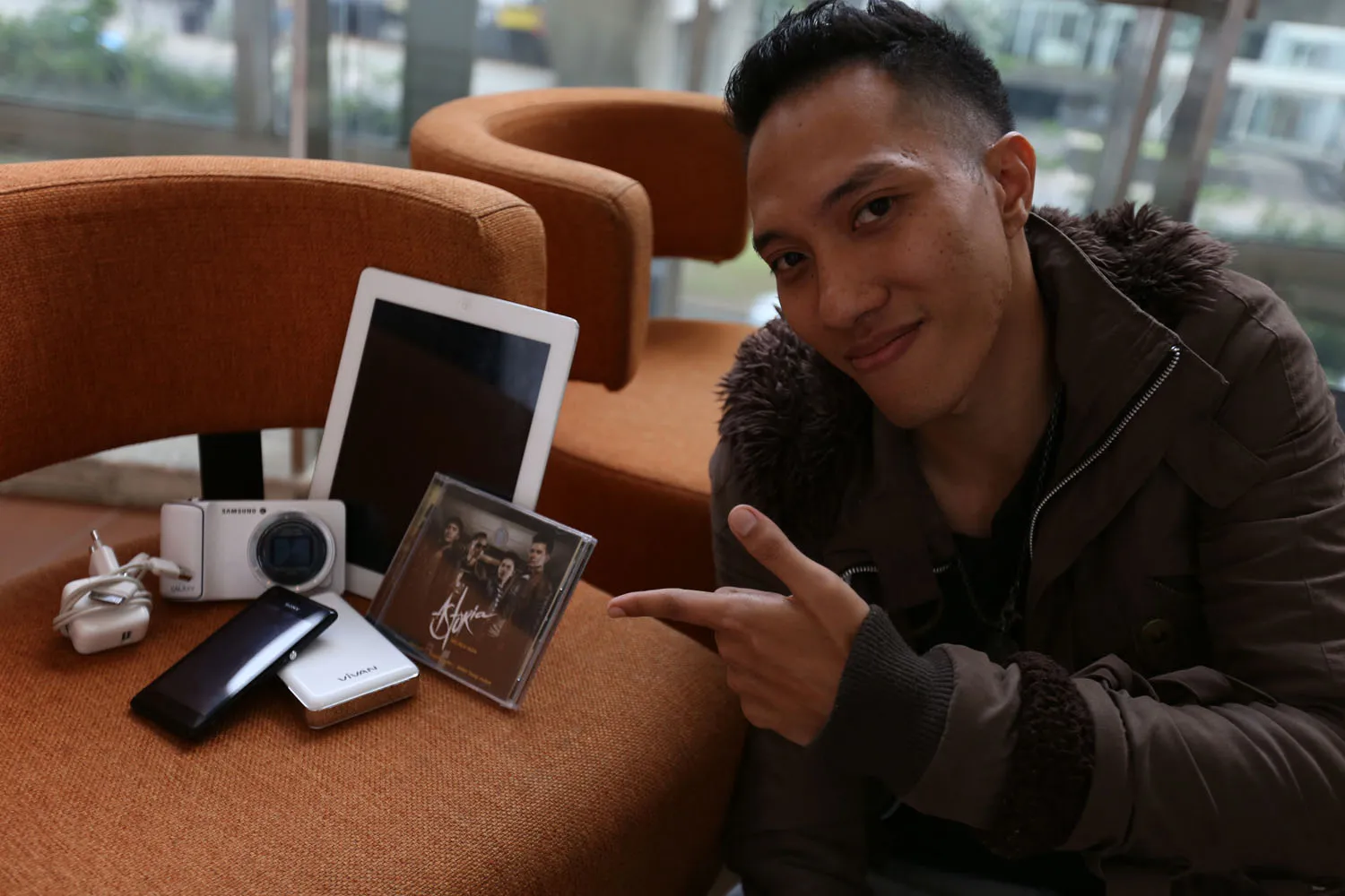 Membawa berbagai gadget, Nayaka tentu butuh powerbank foto: Budy Susanto